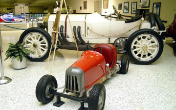 Картинка автомобили выставки уличные фото