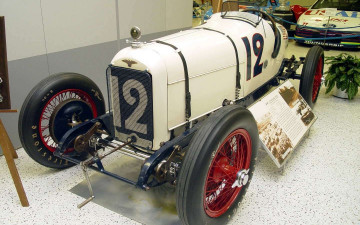 Картинка автомобили выставки уличные фото