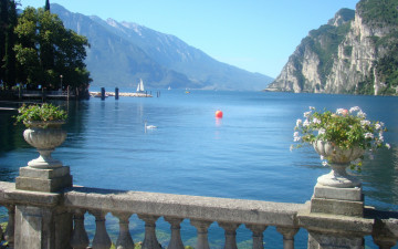 Картинка озеро гарда италия природа реки озера лебедь горы