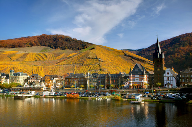 Обои картинки фото города, пейзажи, дома, озеро, холм, поля