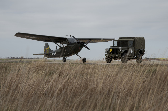 Обои картинки фото авиация, авиационный пейзаж, креатив, jeep, airplane, technic, army