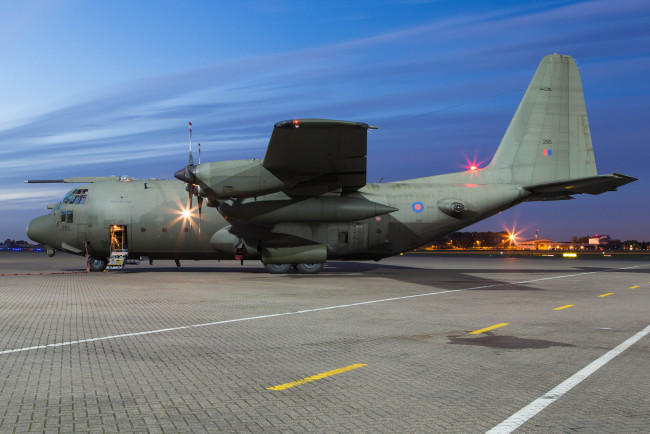 Обои картинки фото lockheed c130k hercules, авиация, военно-транспортные самолёты, аэродром, стоянка, транспорт