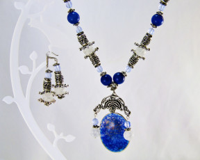 Картинка разное украшения +аксессуары +веера бусы серьги ожерелье бижутерия украшение фон