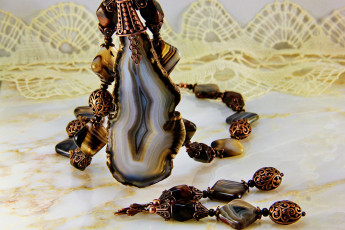 Картинка разное украшения +аксессуары +веера бусы серьги ожерелье бижутерия украшение фон