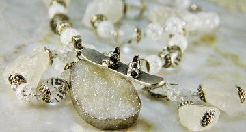 Картинка разное украшения +аксессуары +веера бижутерия бусы серьги ожерелье украшение фон