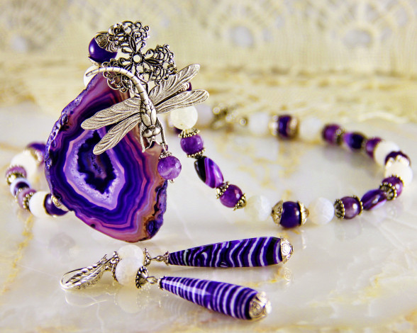 Обои картинки фото разное, украшения,  аксессуары,  веера, бусы, ожерелье, серьги, бижутерия, украшение, фон