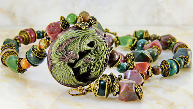 Обои картинки фото разное, украшения,  аксессуары,  веера, бижутерия, украшение, фон, бусы, серьги, ожерелье