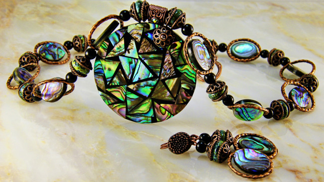 Обои картинки фото разное, украшения,  аксессуары,  веера, фон, бусы, серьги, ожерелье, бижутерия, украшение