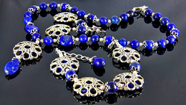 Обои картинки фото разное, украшения,  аксессуары,  веера, ожерелье, бижутерия, фон, бусы, украшение, серьги