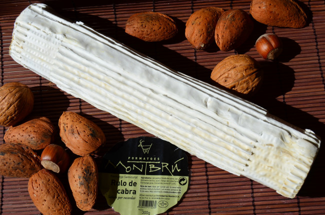 Обои картинки фото rulo de cabra de montbru, еда, сырные изделия, сыр