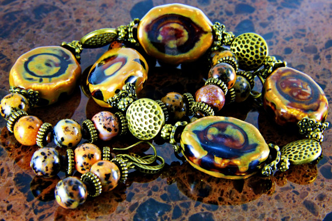 Обои картинки фото разное, украшения,  аксессуары,  веера, ожерелье, бижутерия, украшение, бусы, серьги, фон