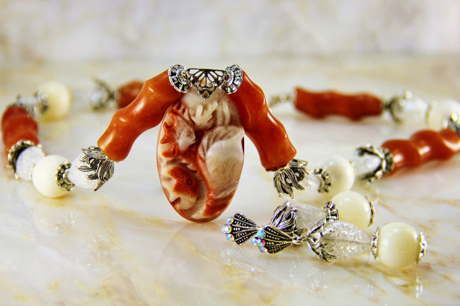 Обои картинки фото разное, украшения,  аксессуары,  веера, серьги, ожерелье, бижутерия, фон, украшение, бусы