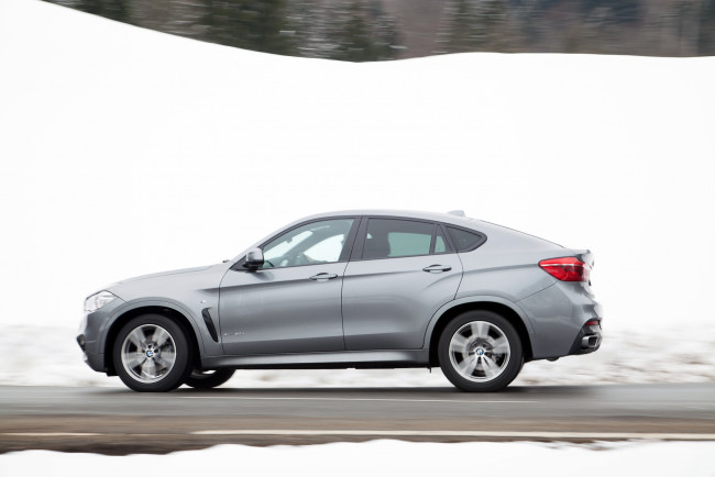 Обои картинки фото автомобили, bmw, снег, дорога, светлый, 2015г, f16, uk-spec, package, sport, xdrive30d, m, x6