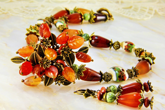 Обои картинки фото разное, украшения,  аксессуары,  веера, бусы, серьги, бижутерия, украшение, ожерелье, фон