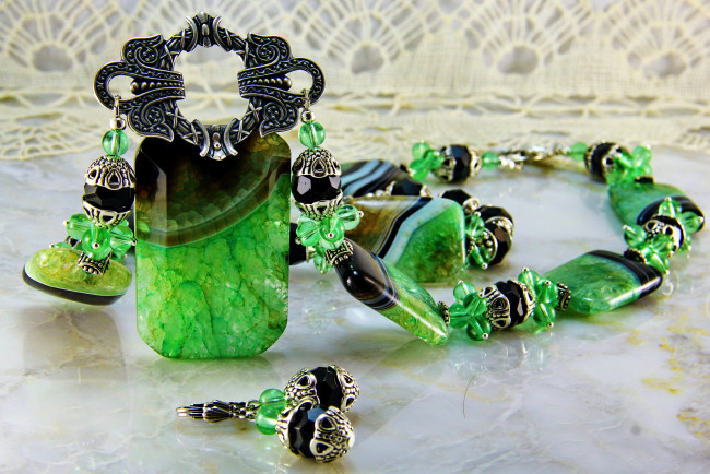 Обои картинки фото разное, украшения,  аксессуары,  веера, украшение, фон, бусы, серьги, ожерелье, бижутерия