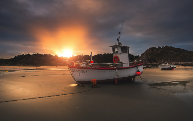 Обои картинки фото корабли, баркасы ,  буксиры, пляж, побережье