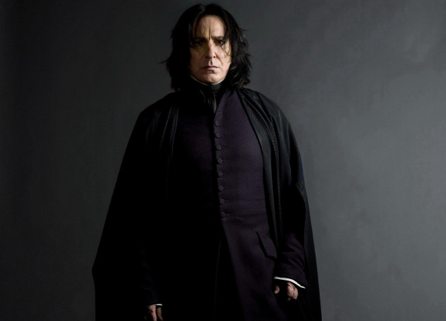 Обои картинки фото кино фильмы, harry potter and the half-blood prince, северус, снейп, профессор, мантия, зельевар