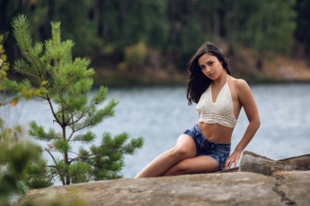 Картинка девушки -+брюнетки +шатенки шатенка топ шорты берег река