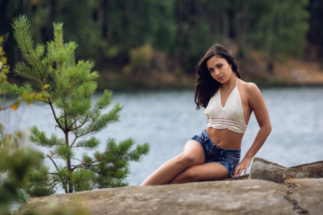Обои картинки фото девушки, - брюнетки,  шатенки, шатенка, топ, шорты, берег, река