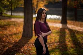 Картинка девушки -+брюнетки +шатенки парк брюнетка джинсы майка