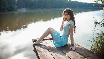 Картинка девушки саша+руских женщины на природе вода босиком смотрит зрителя сидит синяя юбка брюнетка макияж колени вместе футболка анна столяр остроконечные пальцы пирс саша руских поддержка рук sasha rusko