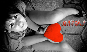 Картинка девушки -+черно-белые платье сердечко брюнетка