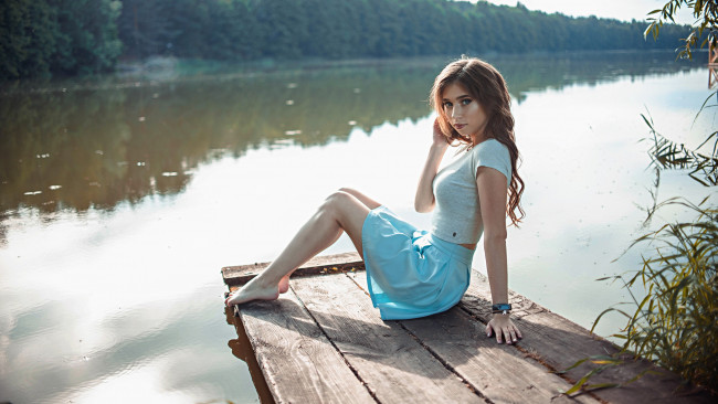 Обои картинки фото девушки, саша руских, женщины, на, природе, вода, босиком, смотрит, зрителя, сидит, синяя, юбка, брюнетка, макияж, колени, вместе, футболка, анна, столяр, остроконечные, пальцы, пирс, саша, руских, поддержка, рук, sasha, rusko