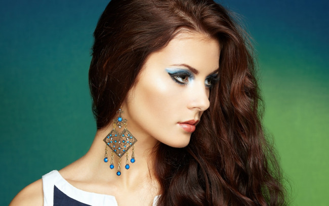 Обои картинки фото девушки, - лица,  портреты, модель, брюнетка, макияж, портрет, серьга