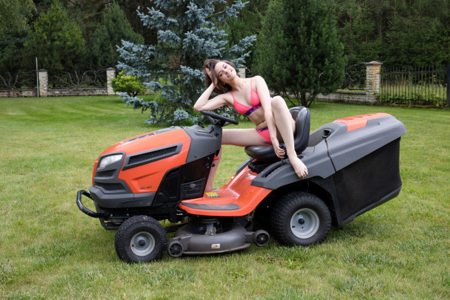 Обои картинки фото девушки, - брюнетки,  шатенки, лужайка, шатенка, бикини, газонокосилка