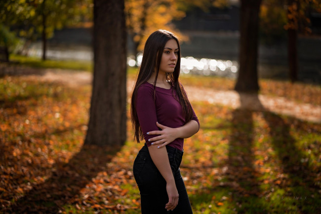 Обои картинки фото девушки, - брюнетки,  шатенки, парк, брюнетка, джинсы, майка