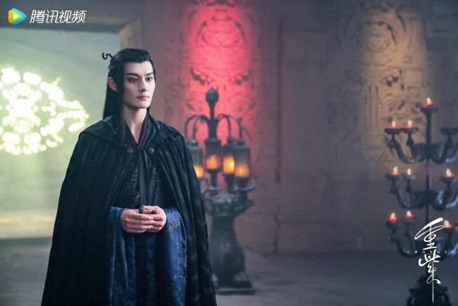 Обои картинки фото кино фильмы, ghongzi, демон, плащ, свечи