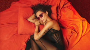 обоя miley cyrus dolce & gabbana 2024, музыка, miley cyrus, модный, бренд, dolce, and, gabbana, итальянский, дом, моды, майли, сайрус, пeвица, актриса, автoр, пeсeн