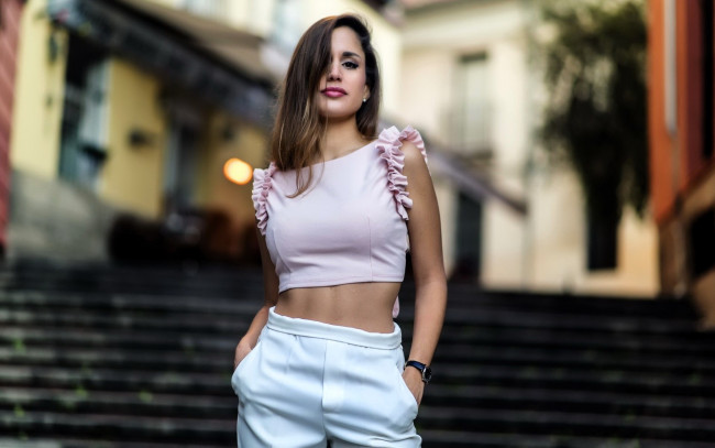 Обои картинки фото девушки, - брюнетки,  шатенки, шатенка, топ, брюки, лестница