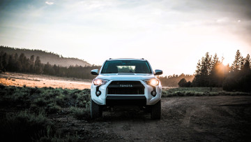 Картинка toyota+tacoma автомобили toyota белый дорога грунтовка горы лес