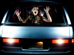 Картинка автомобили авто девушками блондинка кричит