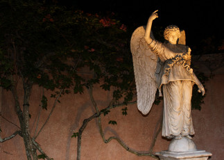 Картинка разное рельефы статуи музейные экспонаты скульптура ночь