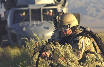 Картинка оружие армия спецназ шлем автомат стрелок