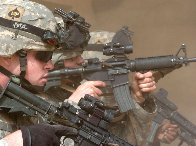 Обои картинки фото оружие, армия, спецназ, шлем, очки, автомат
