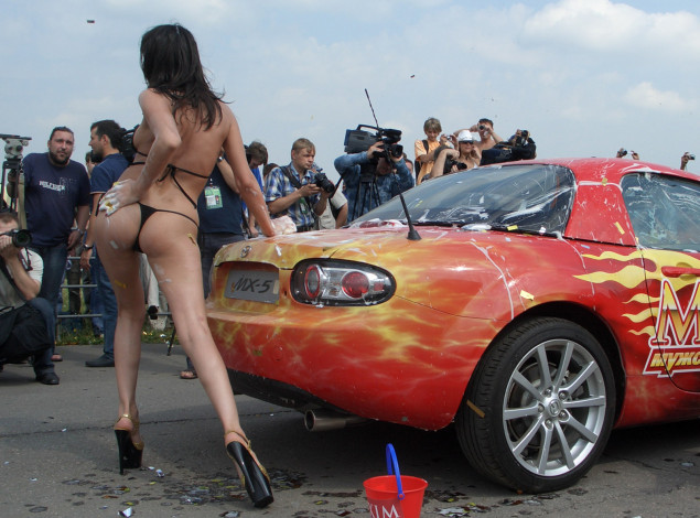 Обои картинки фото автомобили, авто, девушками, брюнетка, купальник, мазда