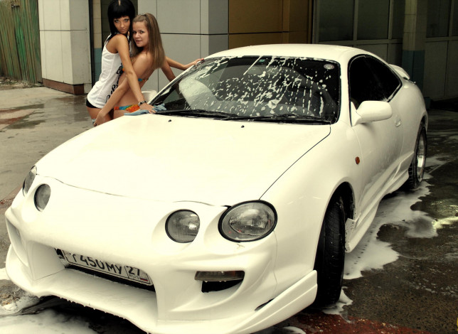 Обои картинки фото автомобили, авто, девушками, девушки, тойота, мойка