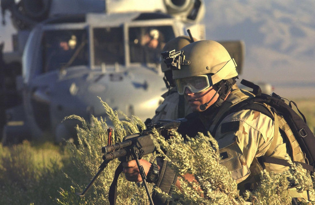 Обои картинки фото оружие, армия, спецназ, шлем, автомат, стрелок