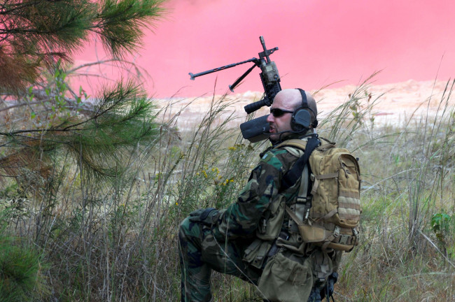 Обои картинки фото оружие, армия, спецназ, очки, стрелок, пулемет