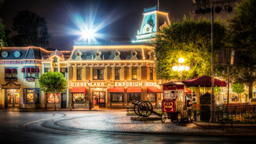 Картинка города диснейленд здания ночь киоски площадь