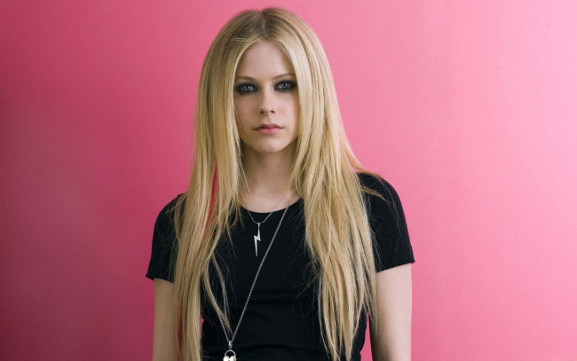 Обои картинки фото музыка, avril, lavigne, медальон