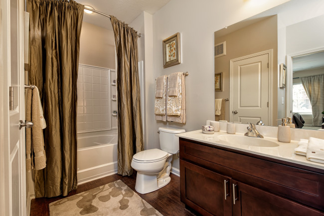 Обои картинки фото интерьер, ванная, туалетная, комнаты, умывальник, ванна, шторы