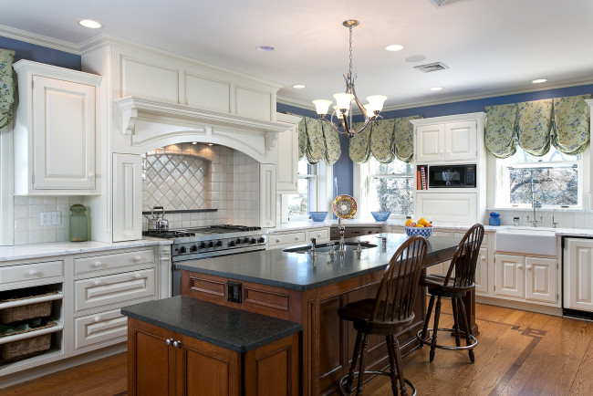 Обои картинки фото интерьер, кухня, люстра, стол, стулья, плита