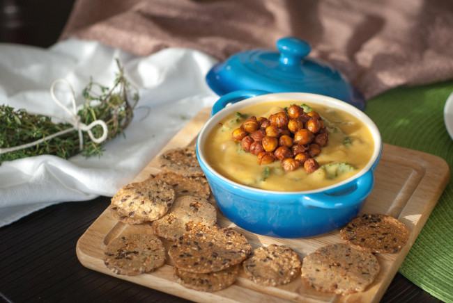 Обои картинки фото еда, первые, блюда, суп-пюре, нут, чипсы