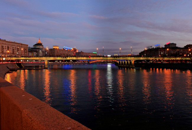 Обои картинки фото города, москва, россия, сумерки, река, дома