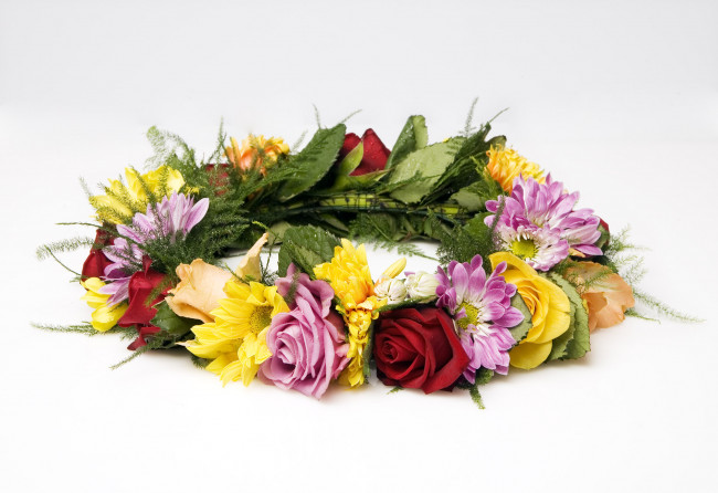 Обои картинки фото цветы, букеты, композиции, венок, хризантемы, розы