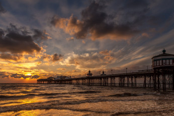 Картинка природа восходы закаты горизонт мост океан тучи зарево